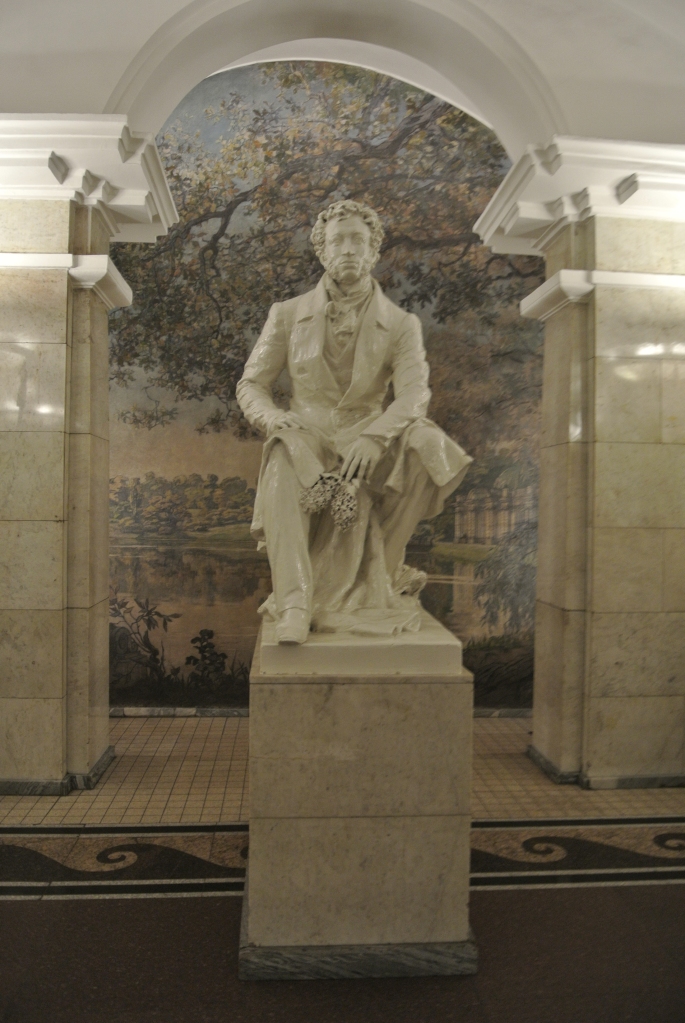 Statue de Pouchkine à la station Pouchkinskaya