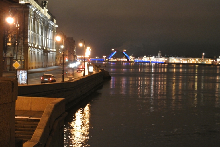 Ouverture du pont Dvortsovy Most la nuit