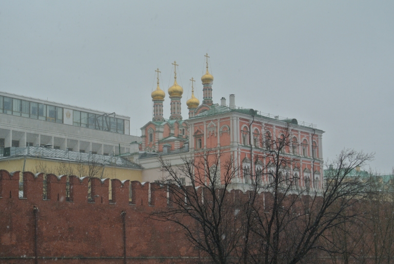 Joli bâtiment dans l'enceinte du Kremlin, vu du pont de la Trinité