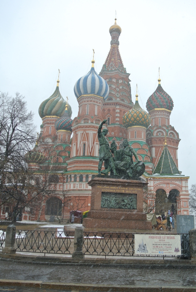 La cathédrale Basile-le-Bienheureux et le monument à Kouzma Minine et Dmitri Pojarski juste devant