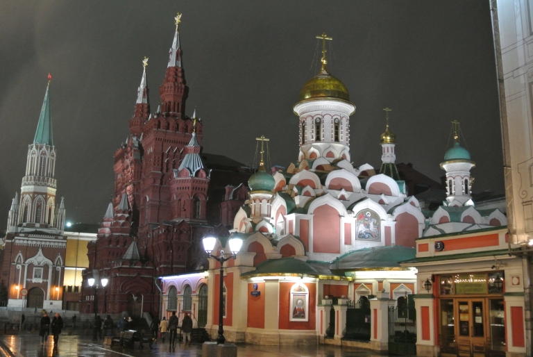 La cathédrale de Kazan de nuit, avec le musée d'Histoire de l’État  et la tour Saint-Nicolas en arrière-plan
