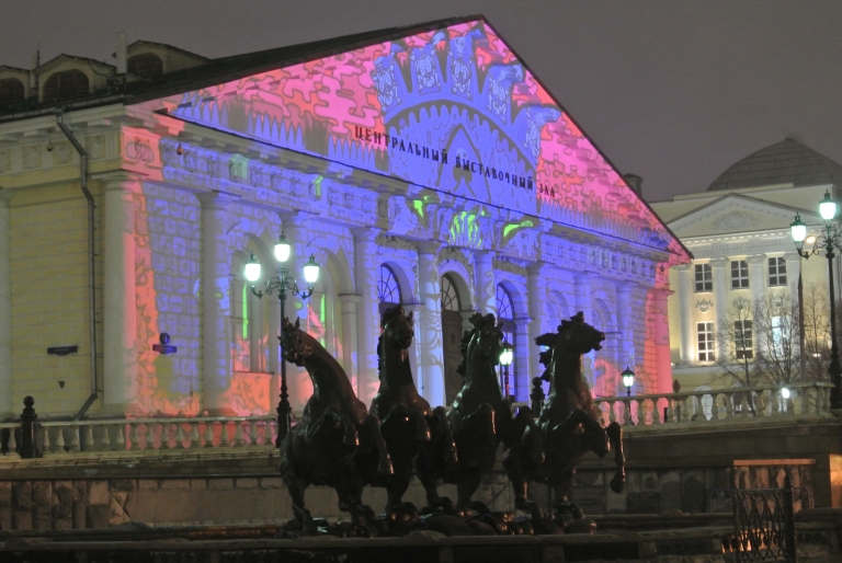 Spectacle de sons et lumières sur un des bâtiments de l'ancienne université, et sculptures de chevaux (partie d'une fontaine) au bout de la place du Manège