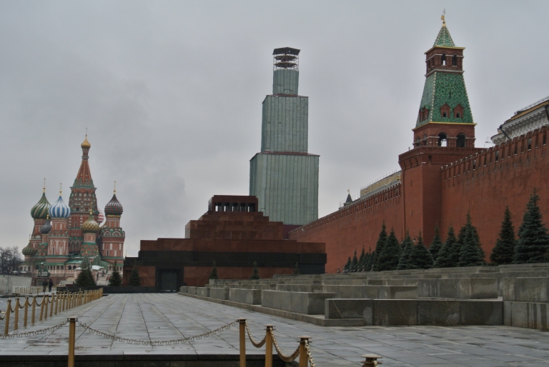 La tour du Sénat de l'enceinte du Kremlin, le mausolée de Lénine et la cathédrale Basile-le-Bienheureux