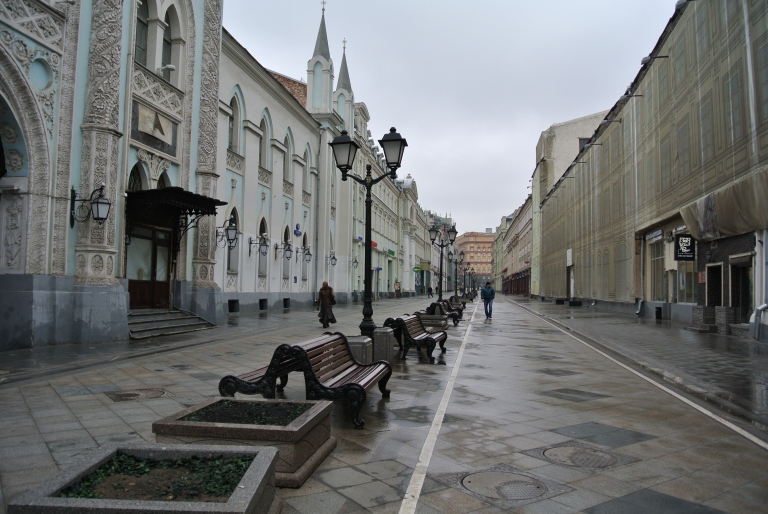 La rue Nikolskaya. Au bout, on distingue un bâtiment orange : la Loubianka