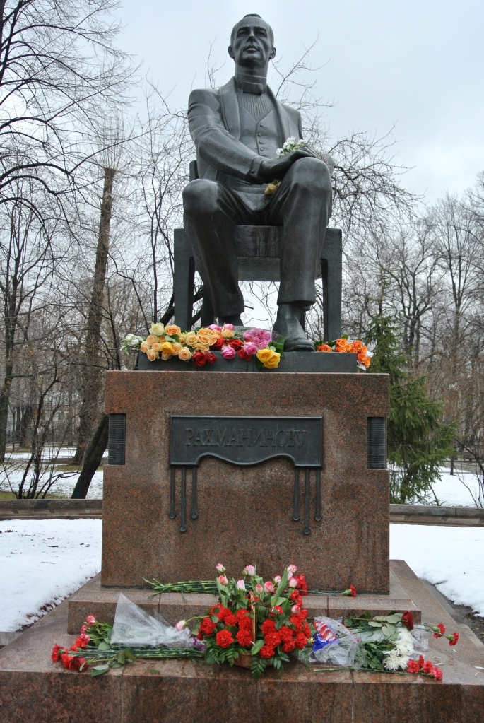 Sur le chemin... Des gens viennent rendre hommage au musicien Rachmaninov en déposant des fleurs aux pieds de sa statue