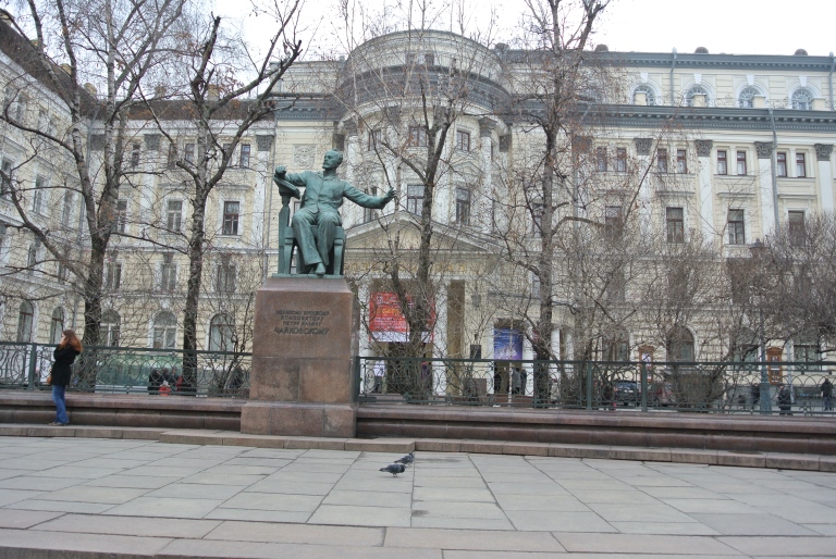 Le conservatoire de musique Tchaïkovski, et la statue du musicien