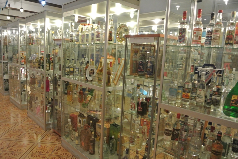 Une toute petite partie de la collection de bouteilles de vodka, dans le musée
