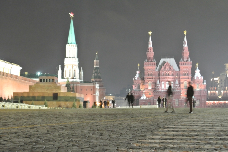 La Place Rouge, le musée d'Histoire de l'Etat, la tour Saint-Nicolas de l'enceinte de Kremlin et le mausolée de Lénine