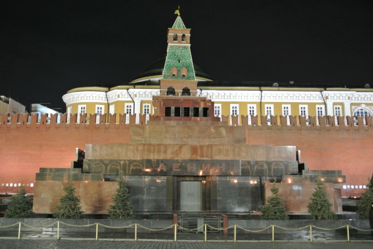 Le Mausolée de Lénine, juste devant le mur d'enceinte du Kremlin et la tour du Sénat